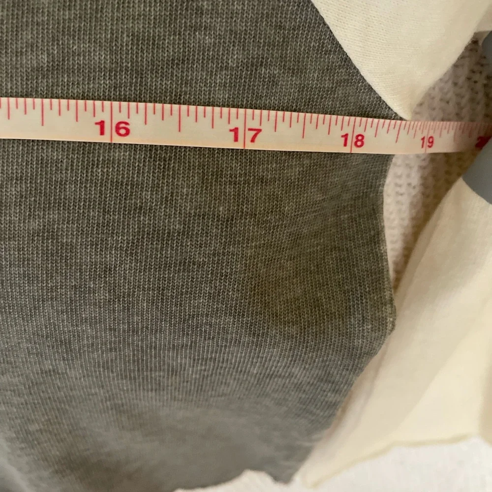 POL Women's Long Sleeve Gray and Cream Shirt Size Small Lint Mark on the Back - Picture 12 of 14